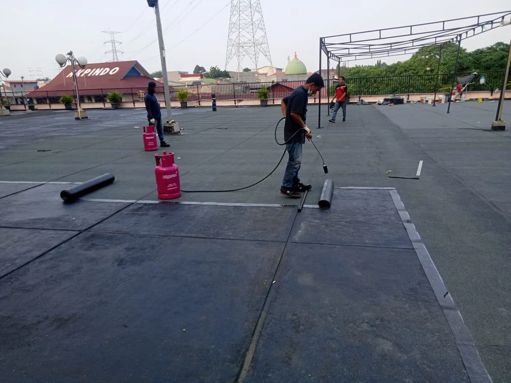 Pekerjaan Waterproofing Membran Bakar pada dak bangunan