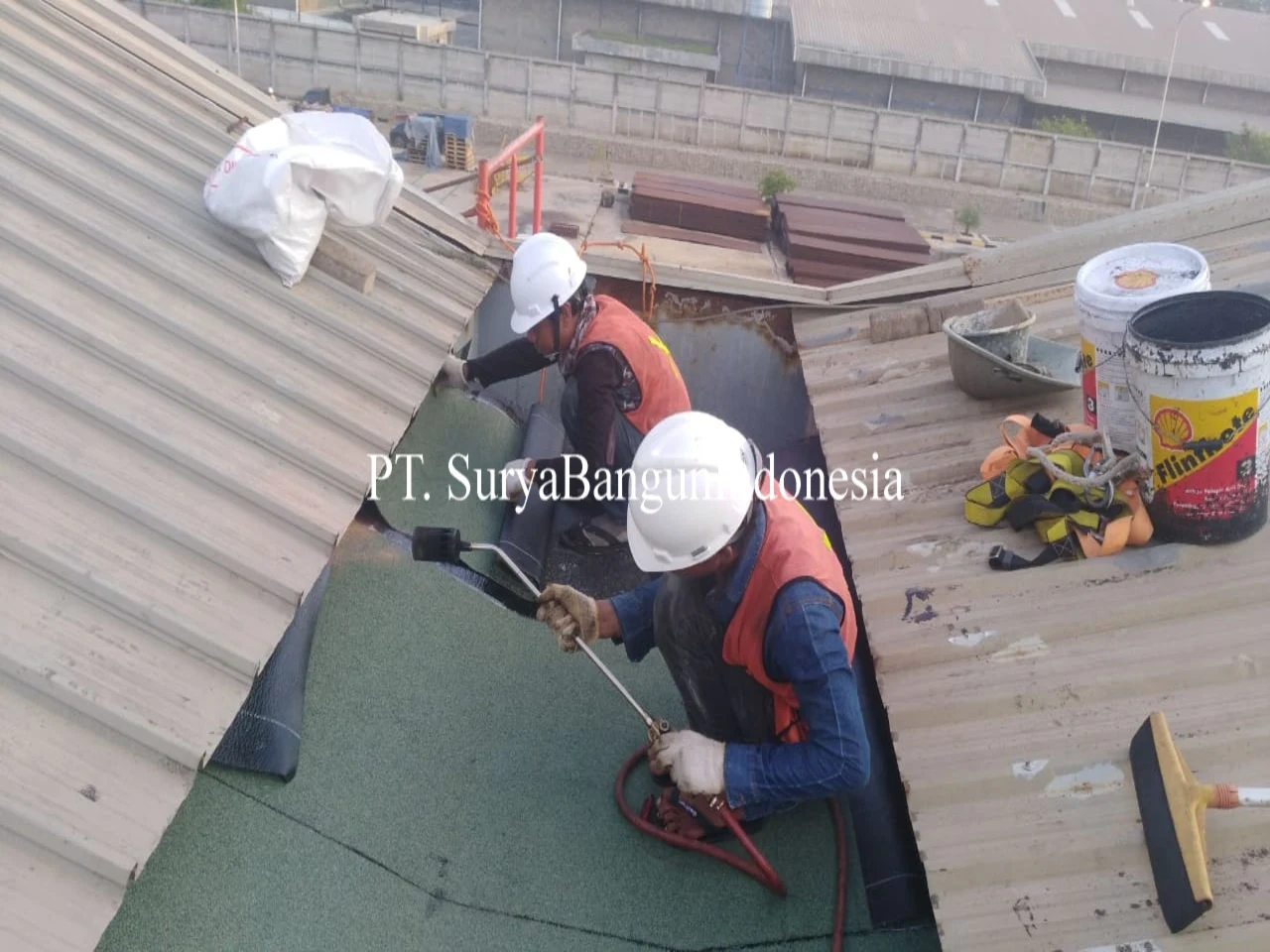 Aplikasi Aplikasi waterproofing membran bakar pada atap oleh Surya Waterproofing