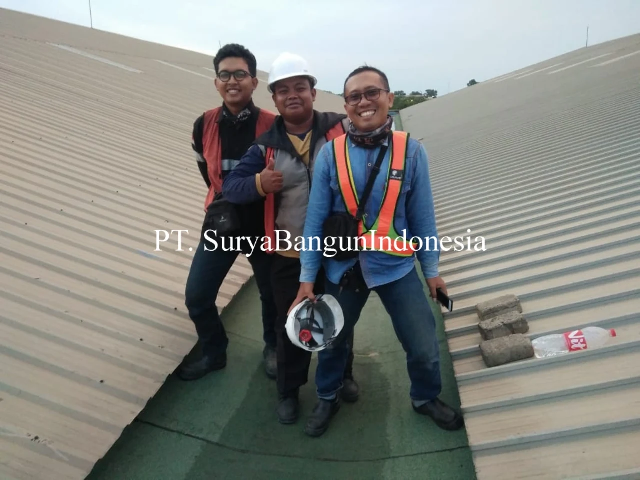 Tim aplikator waterproofing Surya Bangun Indonesia di lokasi proyek