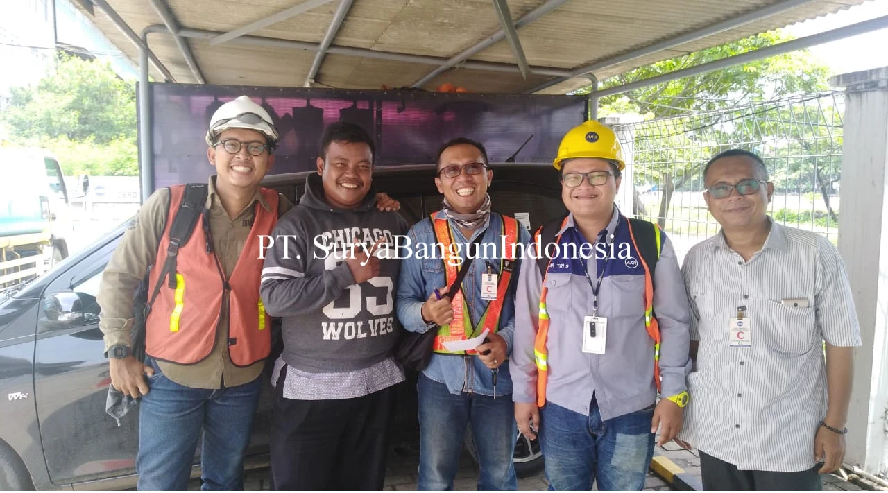 Tim proyek Surya Waterproofing untuk solusi kebocoran bangunan