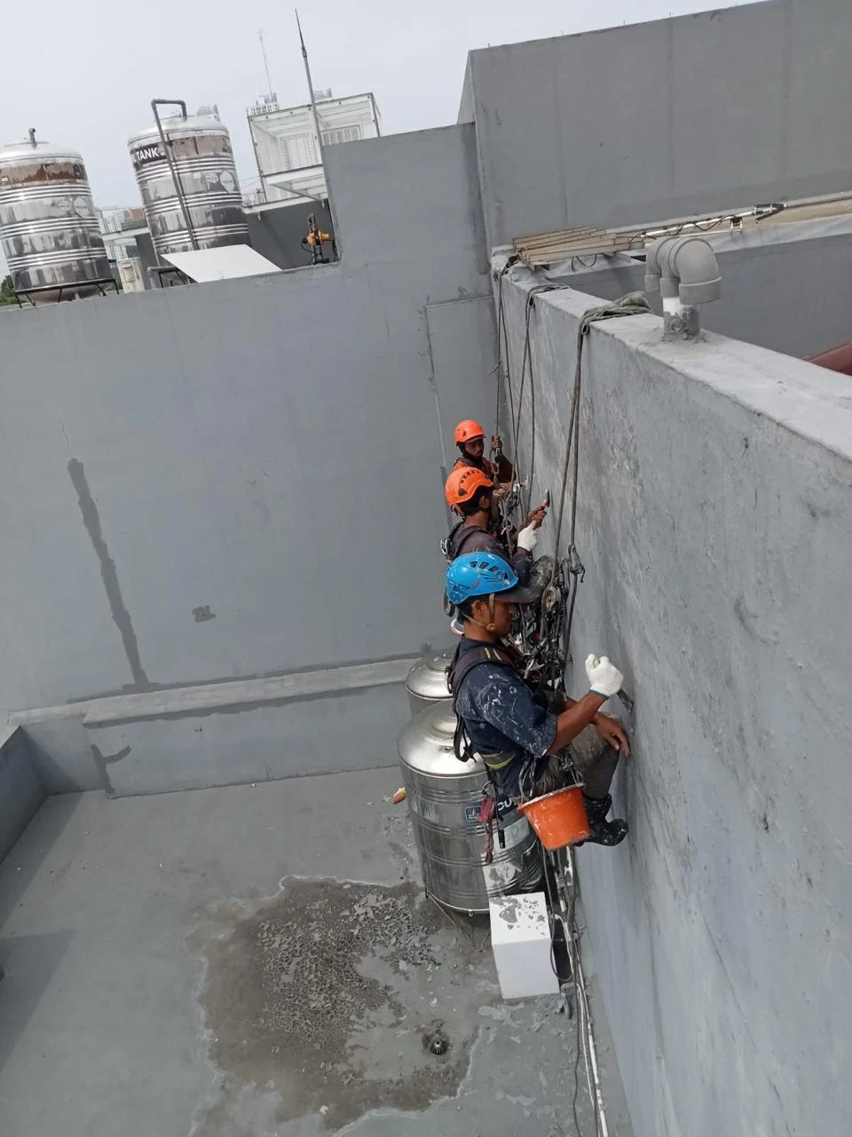 Pekerjaan perbaikan fasad untuk solusi kebocoran bangunan